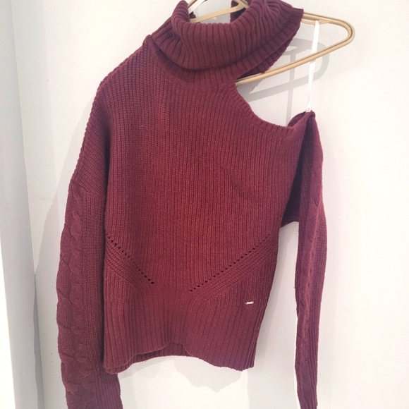 Guess burgundy cut out shoulder sweater-Medium - Picture 4 of 7